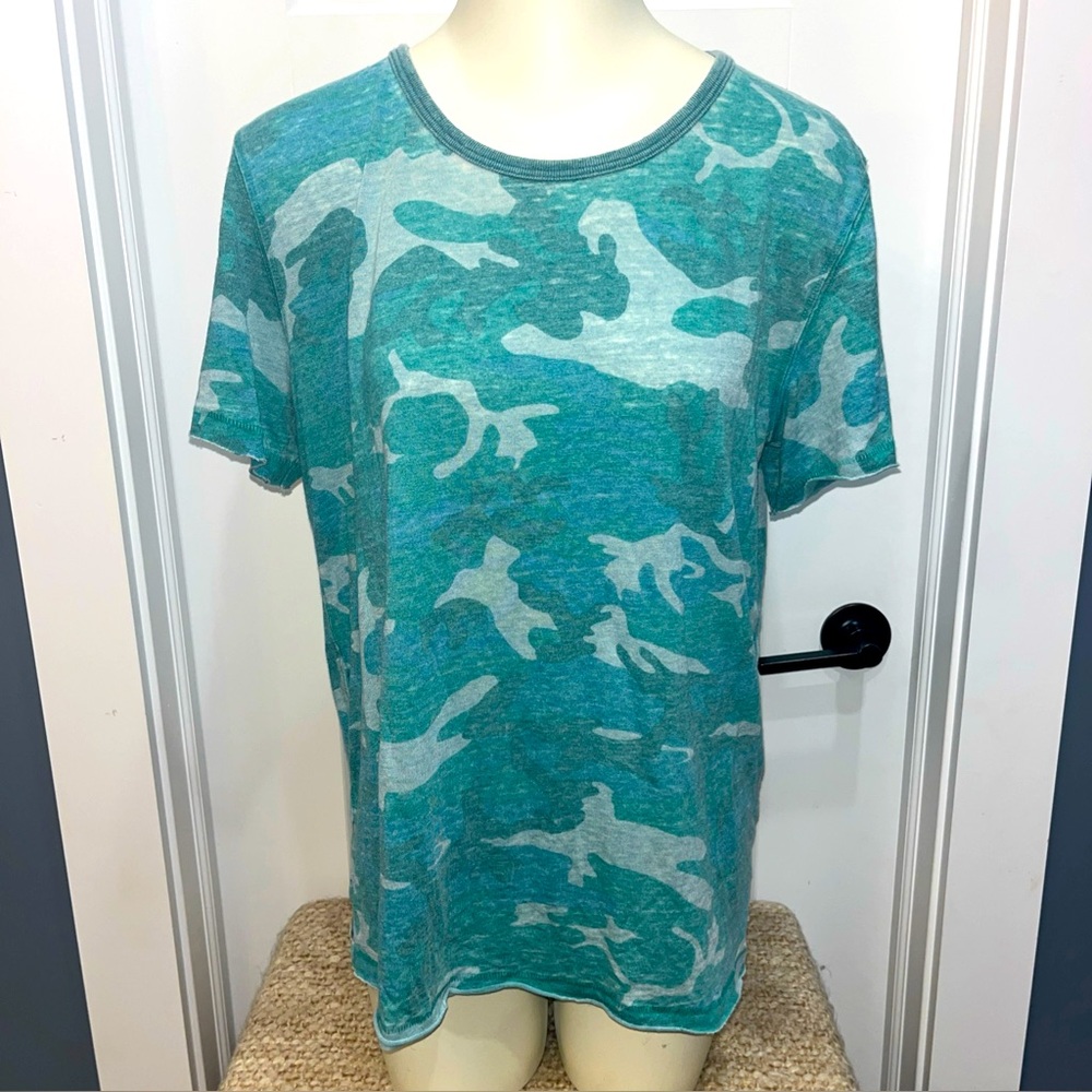 Free People Women’s Green Camo Knit Tee Shirt Size Small Short Sleeve Raw Hem‎